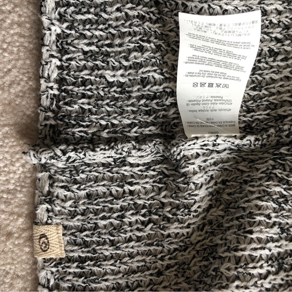 Ripcurl Cardigan Sweater. - Picture 9 of 9